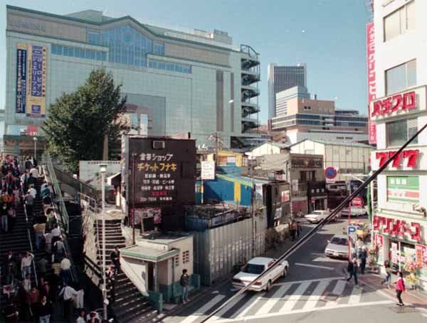 新宿駅東南口今昔比較